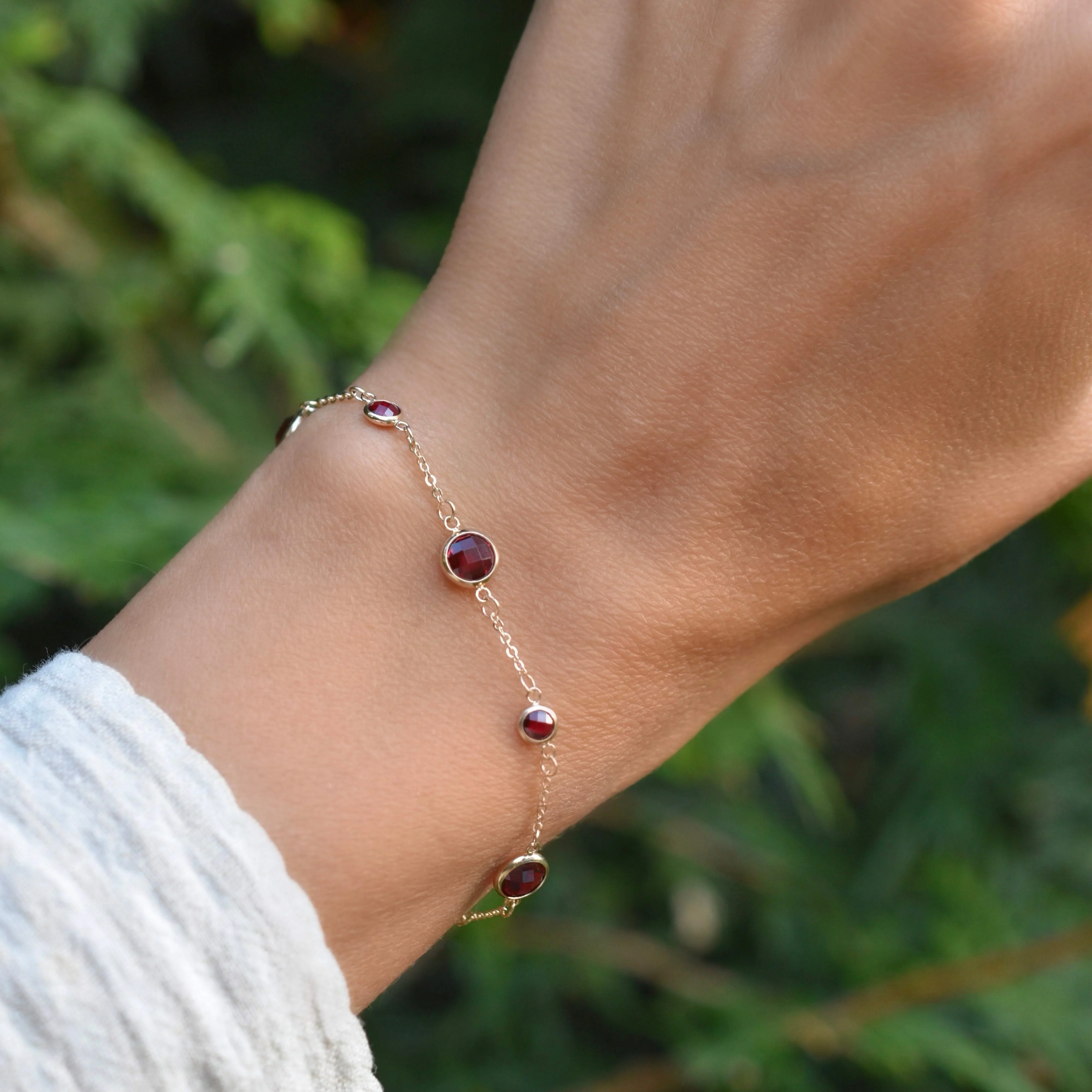 Bayberry Grand & Petite 7 Garnet Bracelet in 14k Gold (January) - Image 9