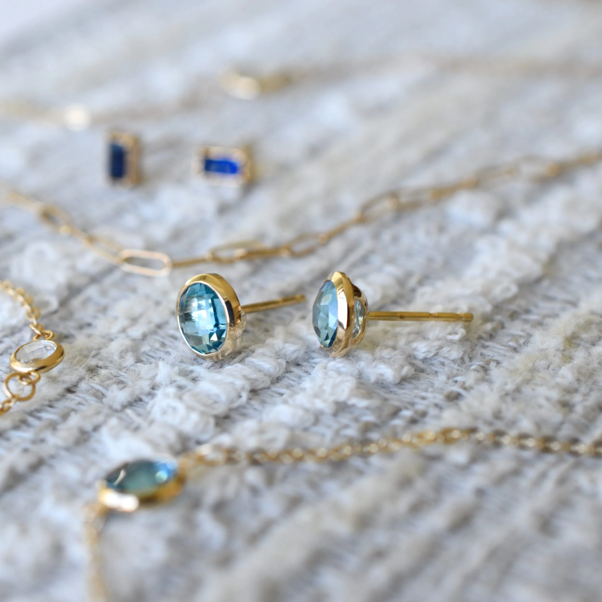 Grand 1 Nantucket Blue Topaz Necklace and Earrings Set in 14k Gold (December) - Image 9