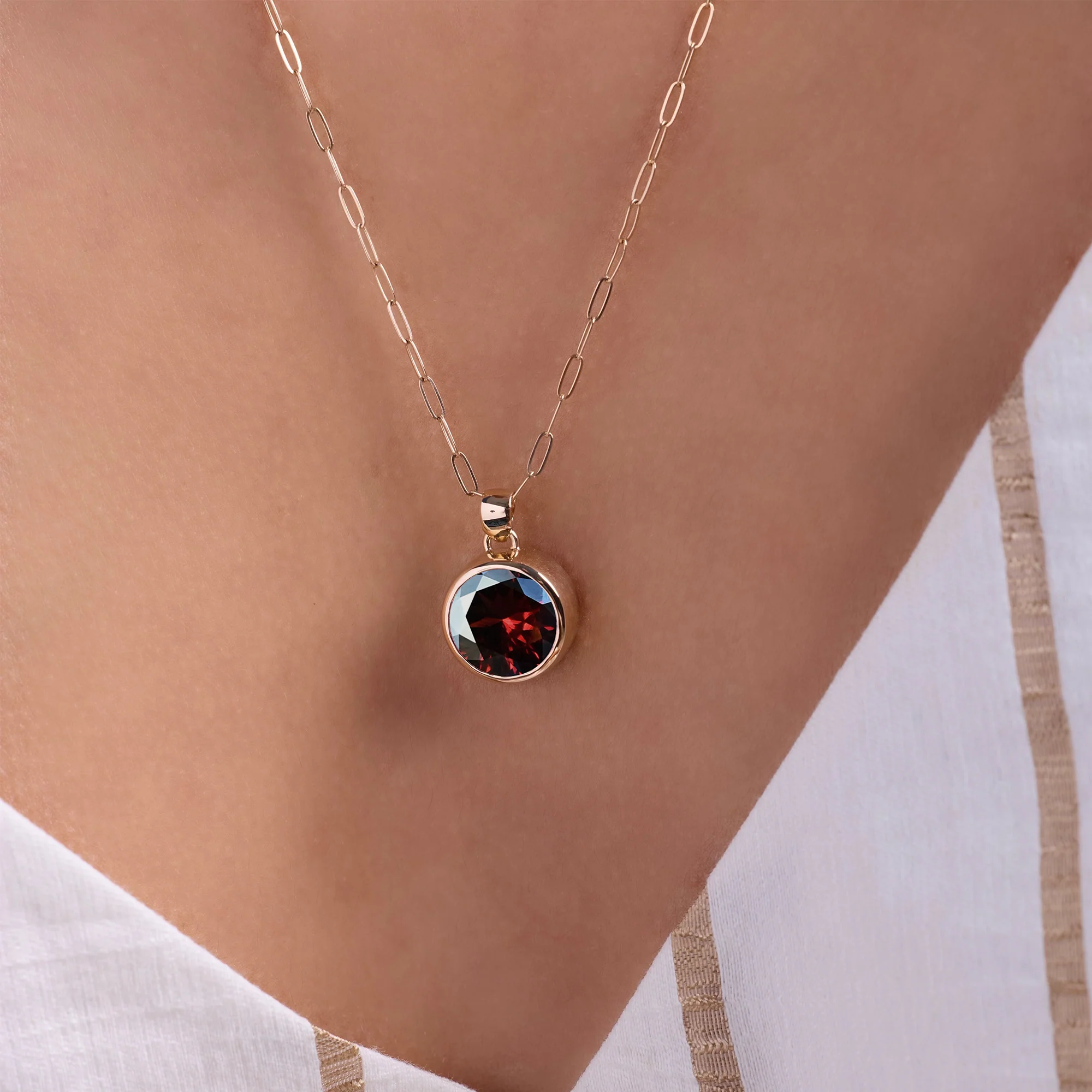 Jamestown Garnet Pendant in 14k Gold (January) - Image 3