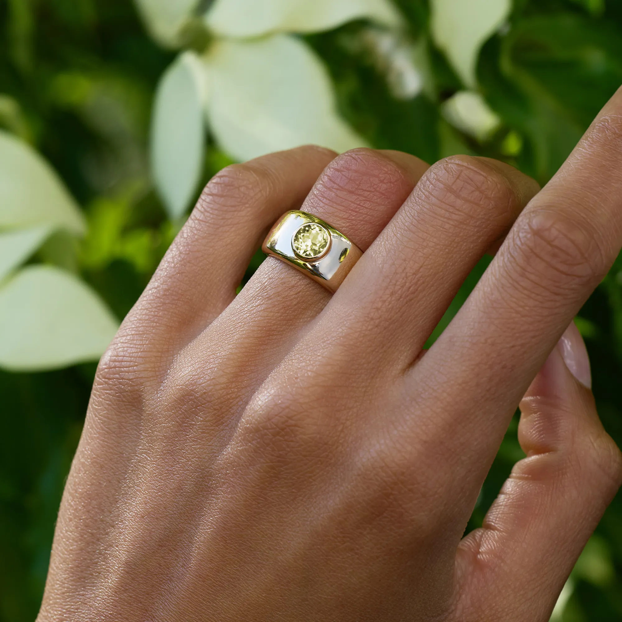 Jamestown Lemon Verbena Quartz Band Ring in 14k Gold (August) - Image 3
